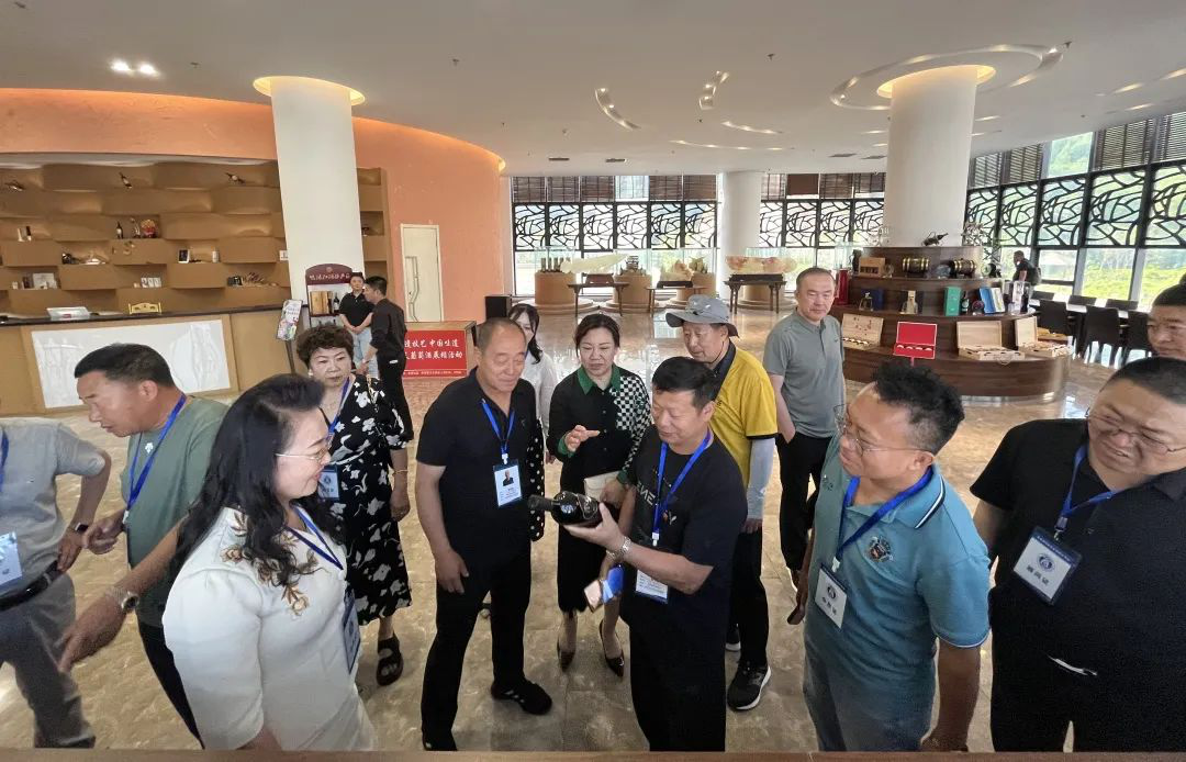8匯1跨省考察交流 共謀合作雙贏——寬甸鴨綠江商會到通天酒業參觀考察 2-735.png